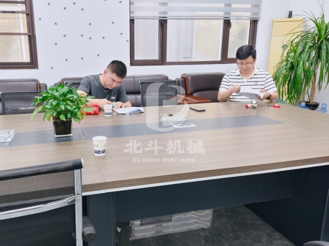 實地考察深度交流 生物質(zhì)炭化設(shè)備達成合作